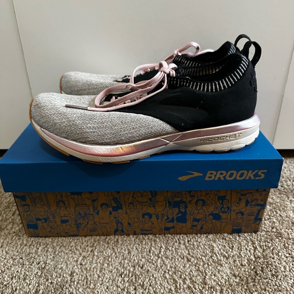 brooks size 9
Women's Ricochet LE Running Sneakers - Picture 2 of 6